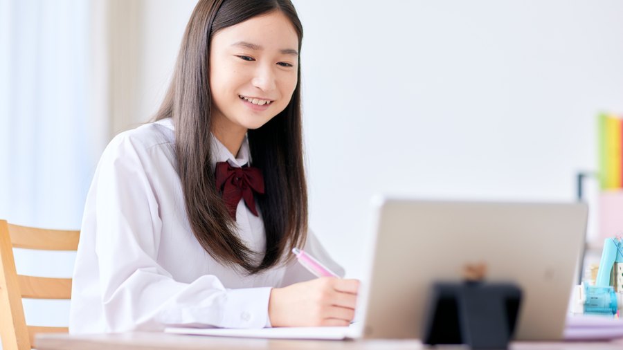 中学生のオンライン授業イメージ